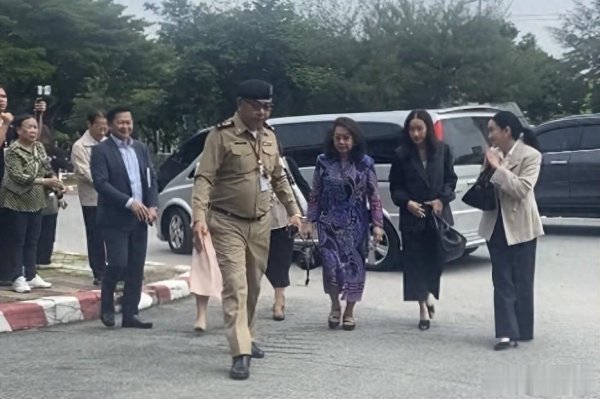 海顺优配 泰国前总理他信前妻携女儿佩通坦、萍通塔探监